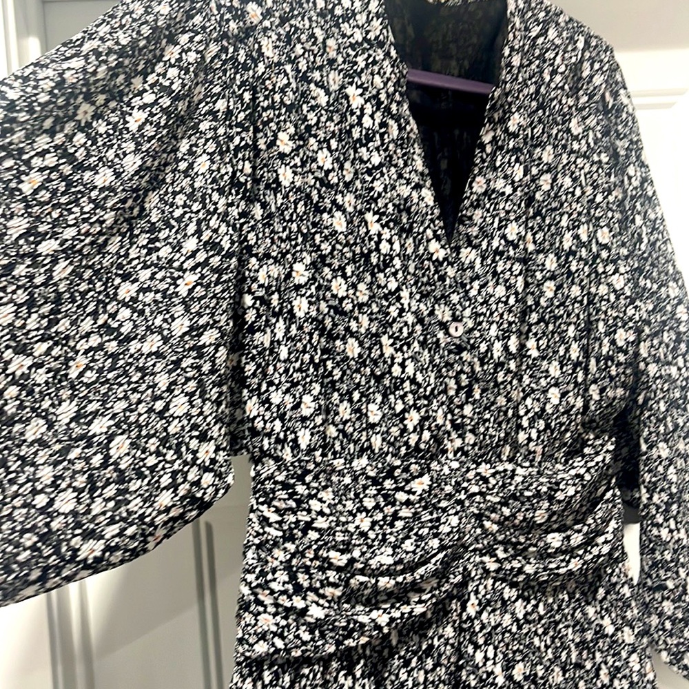 Perfect dress for the office or party. Black long sleeve floral print midi